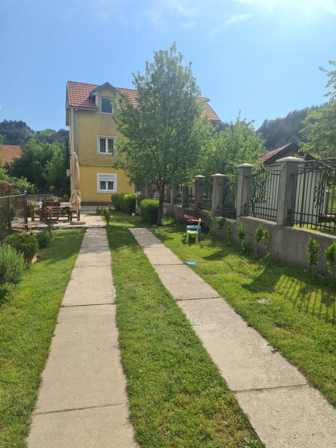Lucic Guesthouse Cetynia Zewnętrze zdjęcie